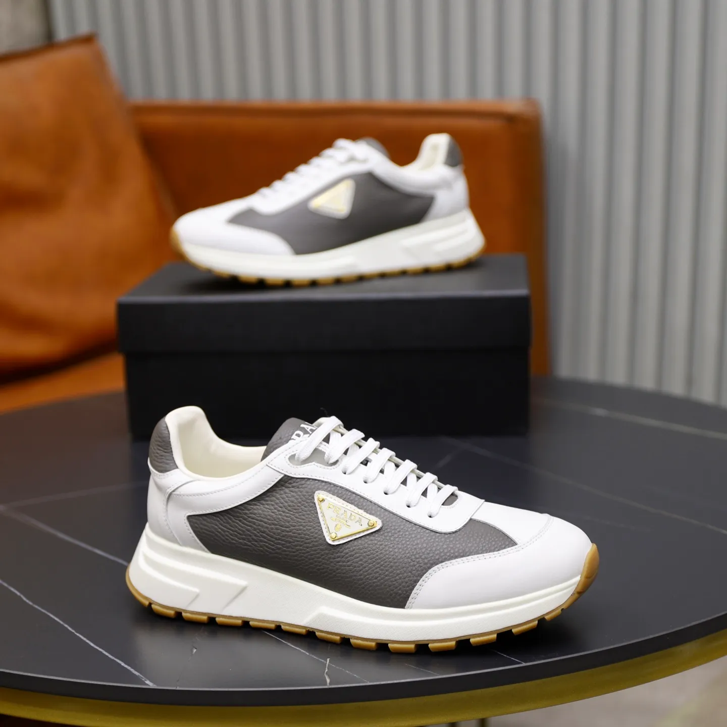 Factory price: 740💰Top original order Brand: PRADA (Prada) Standard code: Men's size 38/44 (45 can be customized) Grade: Same as the official website Material: Original cowhide stitching imported cowhide lining Original combination two-color wear-resistant soft outsole Style category: Leisure and sports version Young fashion European and American trend British style Color: Real picture color